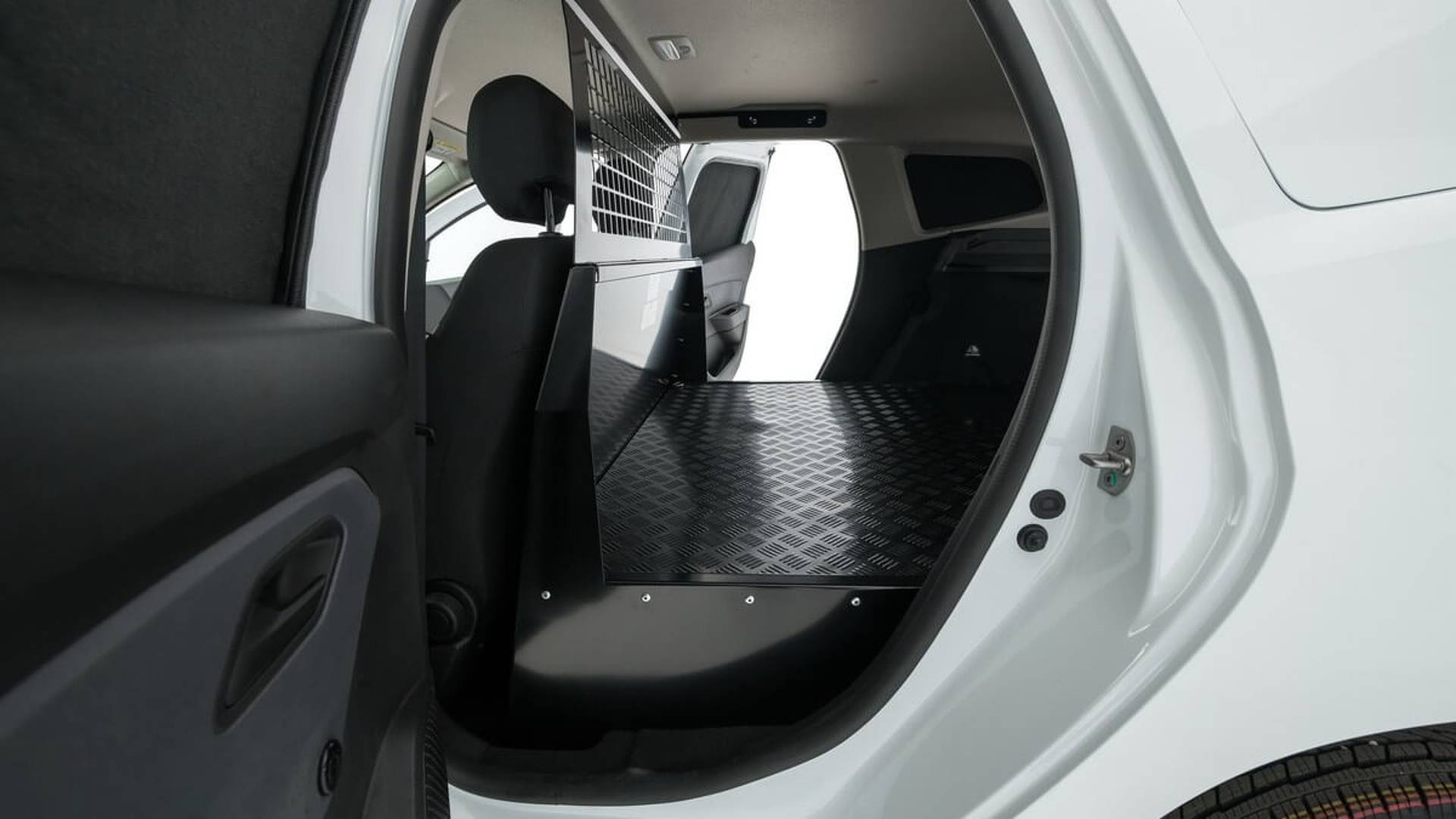9-رنو داستر فیکسال 2018، SUV تبدیل شده به ون