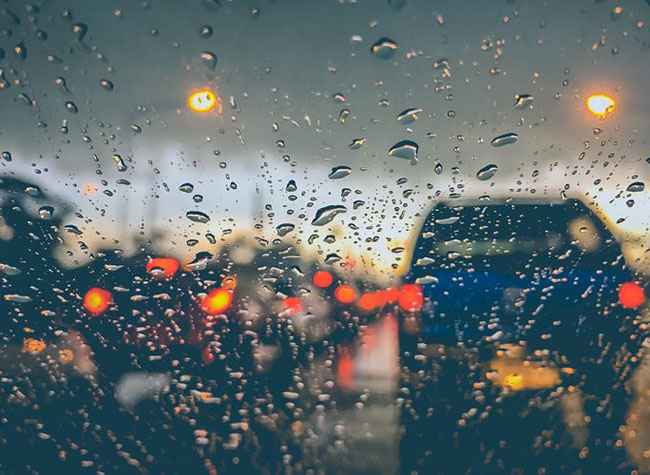 1-نکاتی که هنگام رانندگی در هوای بارانی باید به آن دقت کنید