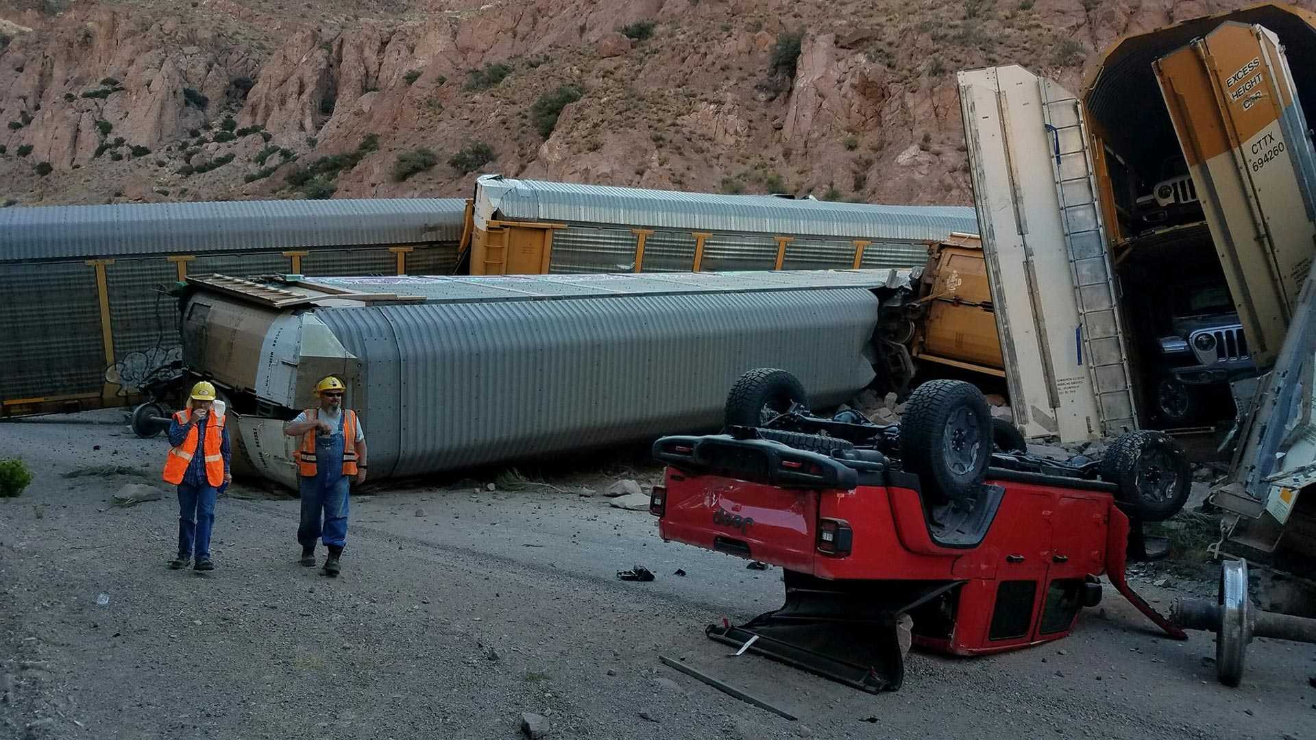 2-خسارت شدید پیکاپ های صفر کیلومتر آمریکایی در حادثه قطار