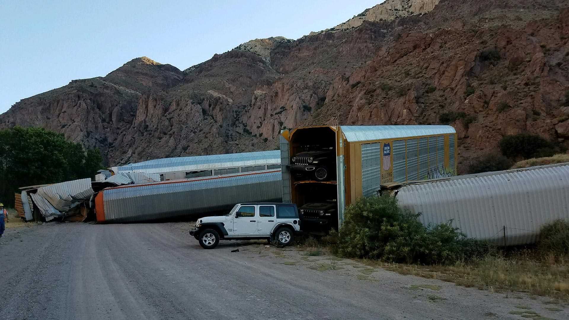 3-خسارت شدید پیکاپ های صفر کیلومتر آمریکایی در حادثه قطار