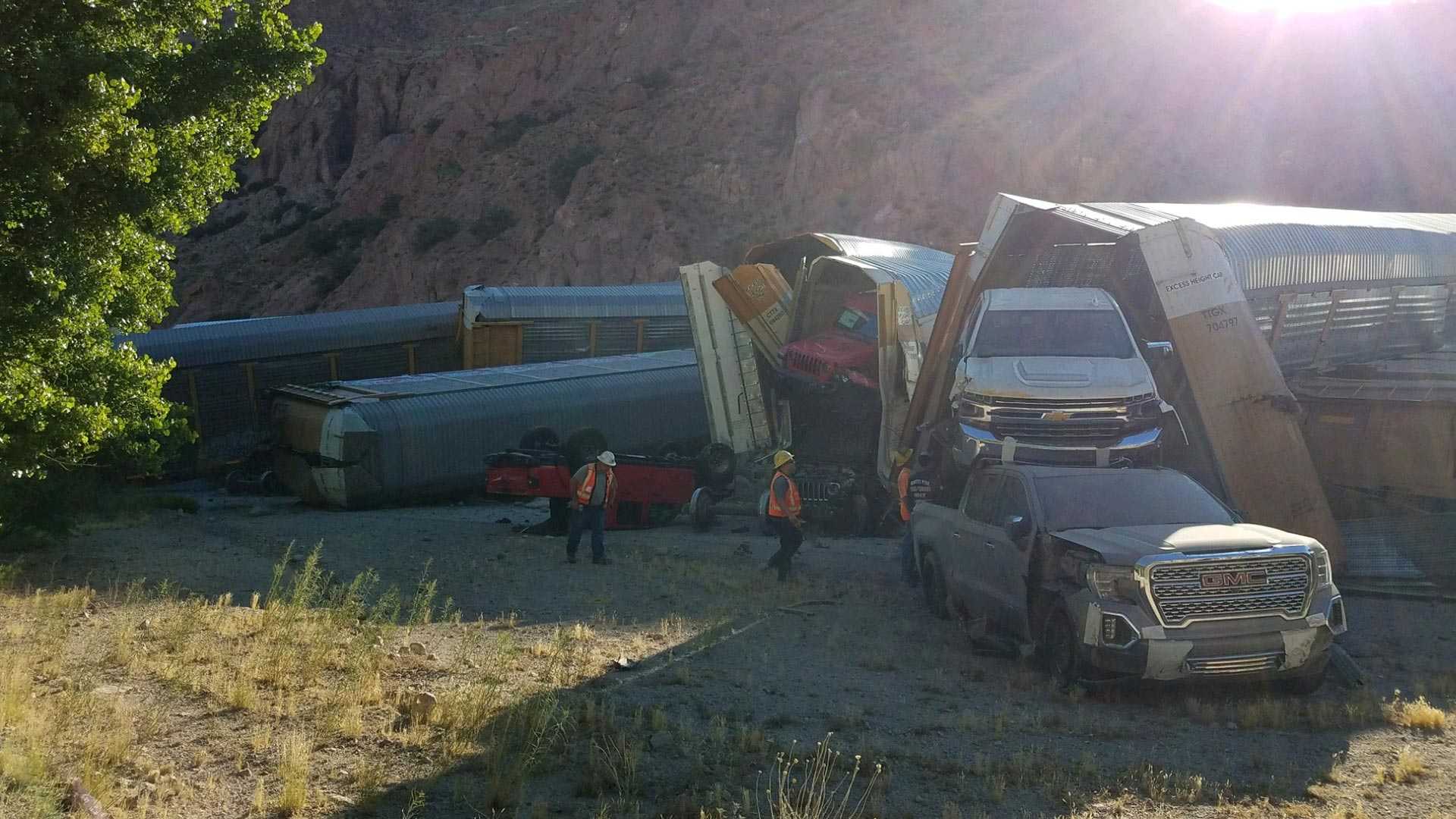 4-خسارت شدید پیکاپ های صفر کیلومتر آمریکایی در حادثه قطار