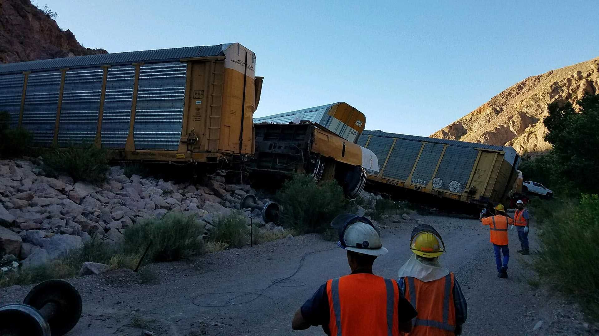 5-خسارت شدید پیکاپ های صفر کیلومتر آمریکایی در حادثه قطار