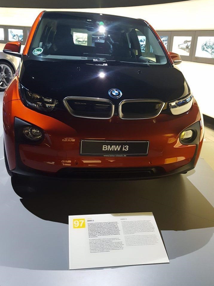 33806 گشت و گذار در موزه BMW