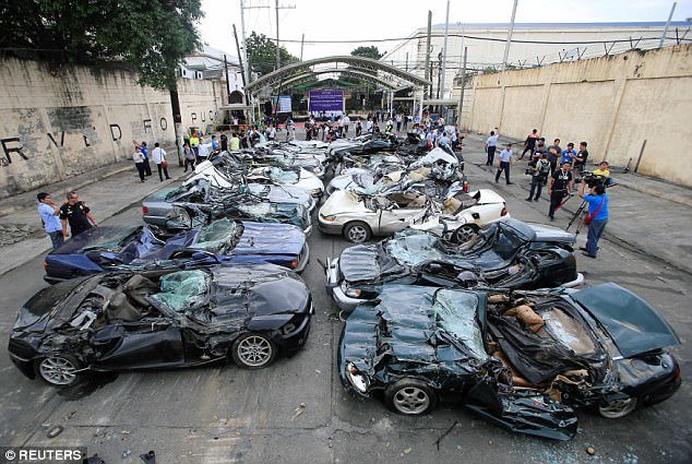 44854 انهدام خودروهای لوکس قاچاق در فیلیپین+تصویر