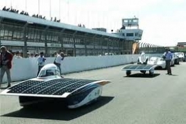 آغاز مسابقات خودروهای خورشیدی در استرالیا