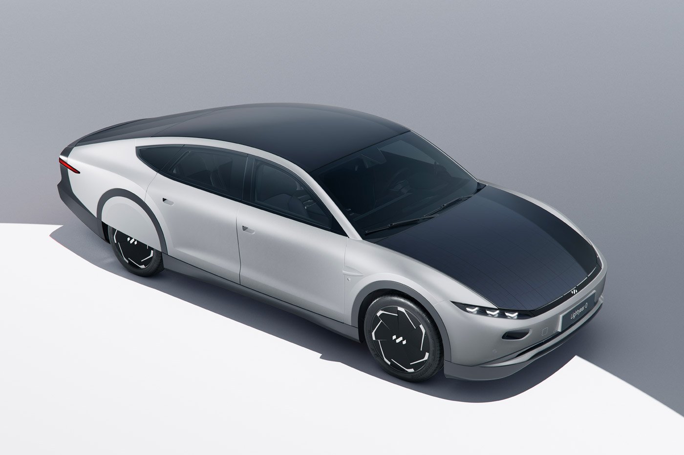 1-معرفی لایت ییر زیرو،خودروی خورشیدی که نیاز به شارژ باطری و سوخت ندارد