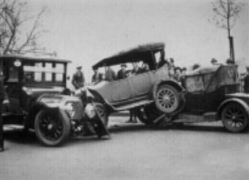 اولین تصادف دنیا با ماشین بنزینی